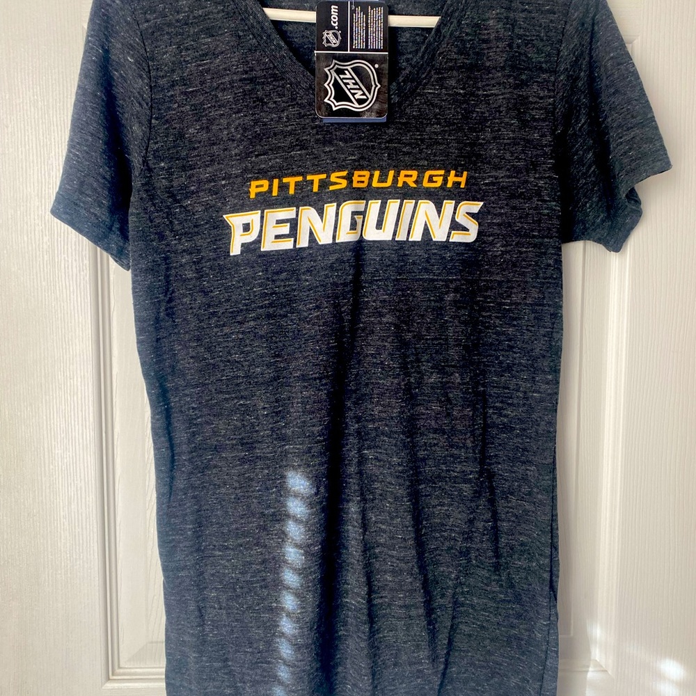 NWOT Ladies Pittsburgh Penguins V Neck